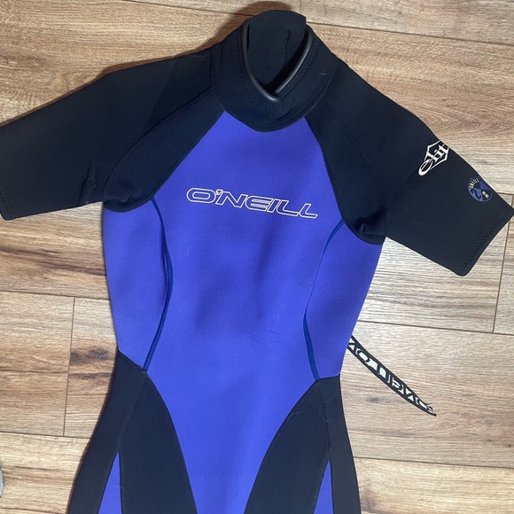 O'Neill women’s size 6 wetsuit - Picture 3 of 10